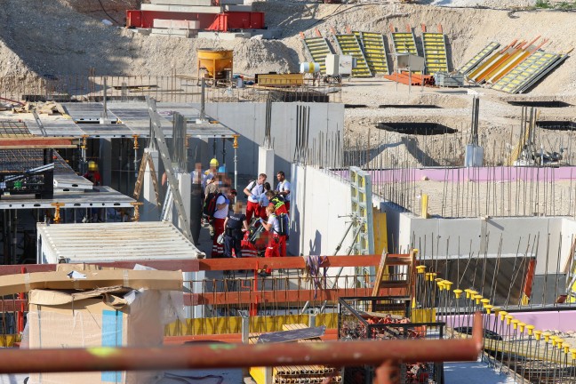 Notarzthubschrauber nach schwerem Arbeitsunfall auf Baustelle in Gunskirchen im Einsatz