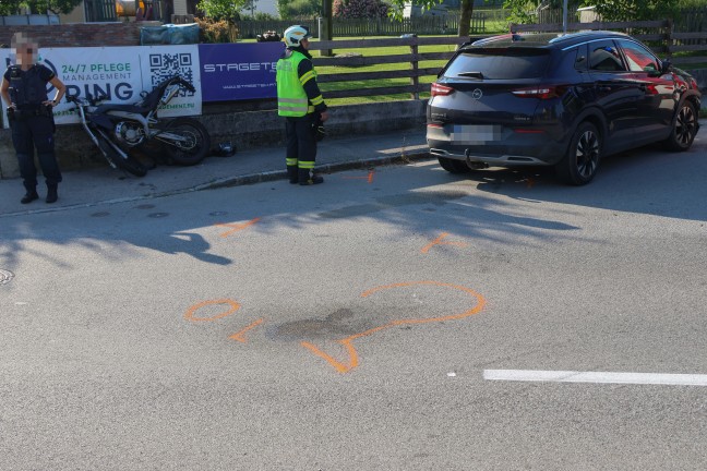 Schwere Kollision zwischen Moped und PKW in einem Kreuzungsbereich in Pichl bei Wels