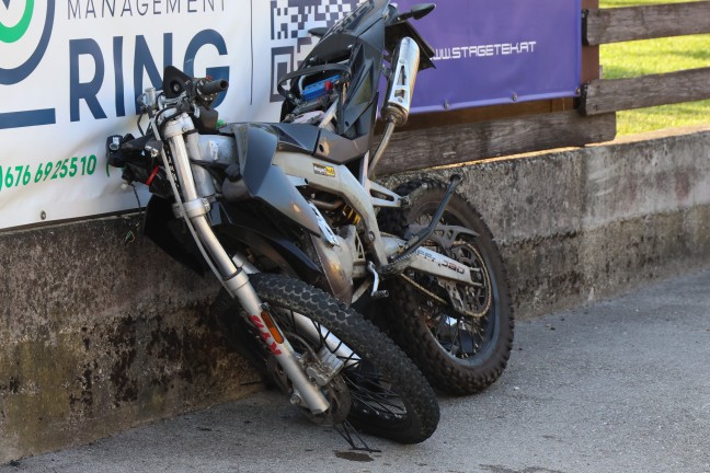 Schwere Kollision zwischen Moped und PKW in einem Kreuzungsbereich in Pichl bei Wels