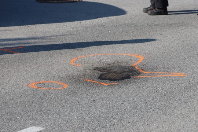 Schwere Kollision zwischen Moped und PKW in einem Kreuzungsbereich in Pichl bei Wels