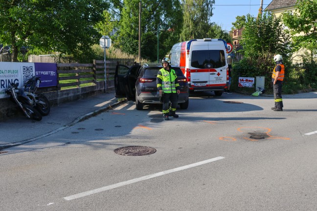 Schwere Kollision zwischen Moped und PKW in einem Kreuzungsbereich in Pichl bei Wels