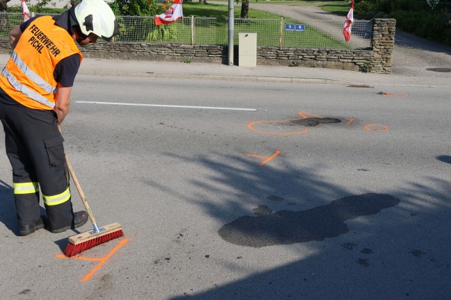 Schwere Kollision zwischen Moped und PKW in einem Kreuzungsbereich in Pichl bei Wels