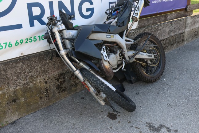 Schwere Kollision zwischen Moped und PKW in einem Kreuzungsbereich in Pichl bei Wels