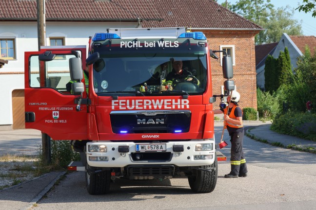 Schwere Kollision zwischen Moped und PKW in einem Kreuzungsbereich in Pichl bei Wels