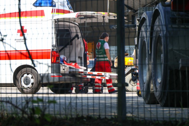 Drei Verletzte nach Brand bei einem Unternehmen in Hofkirchen im Traunkreis