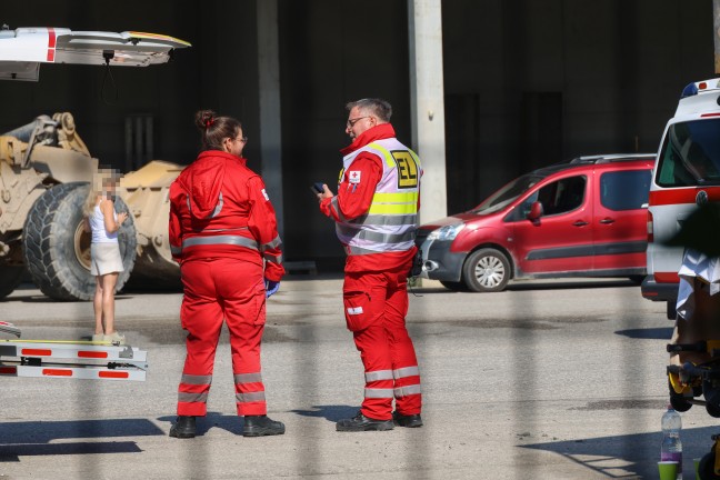 Drei Verletzte nach Brand bei einem Unternehmen in Hofkirchen im Traunkreis
