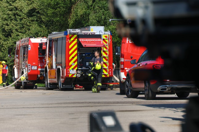 Drei Verletzte nach Brand bei einem Unternehmen in Hofkirchen im Traunkreis