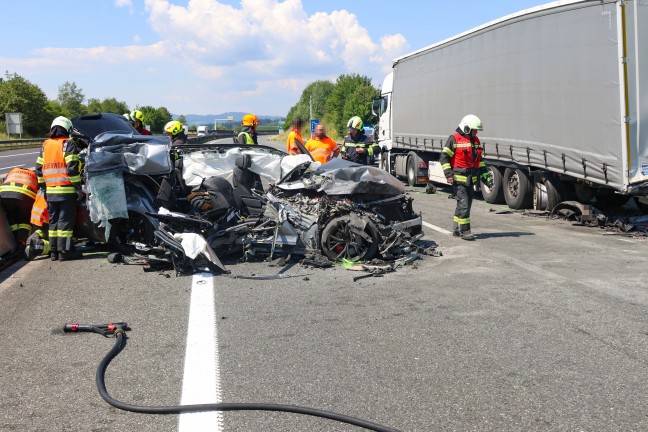 Lebend ausgestiegen: Auto kracht auf Innkreisautobahn bei Meggenhofen in Heck eines LKW-Sattelzuges