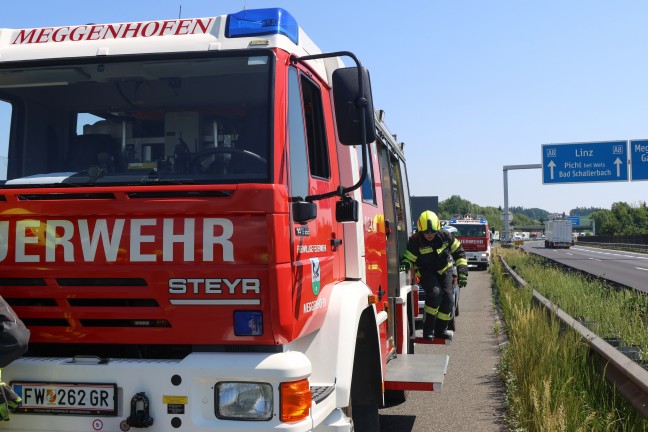 Lebend ausgestiegen: Auto kracht auf Innkreisautobahn bei Meggenhofen in Heck eines LKW-Sattelzuges