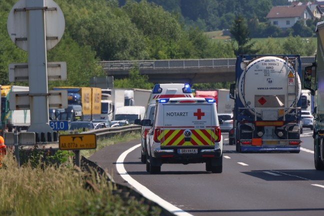 Lebend ausgestiegen: Auto kracht auf Innkreisautobahn bei Meggenhofen in Heck eines LKW-Sattelzuges