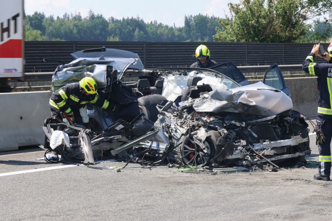 Lebend ausgestiegen: Auto kracht auf Innkreisautobahn bei Meggenhofen in Heck eines LKW-Sattelzuges
