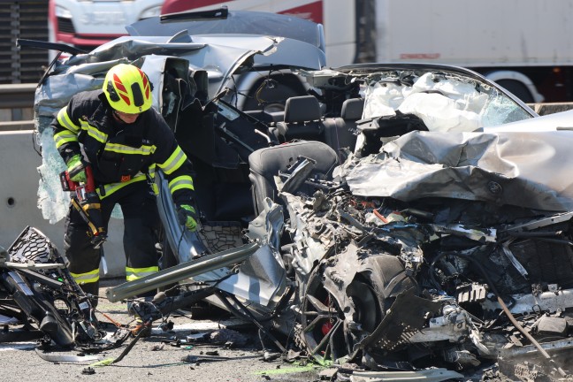 Lebend ausgestiegen: Auto kracht auf Innkreisautobahn bei Meggenhofen in Heck eines LKW-Sattelzuges