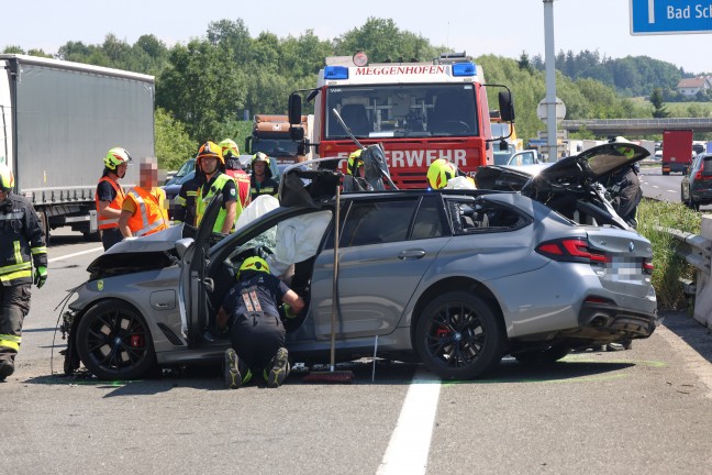 Lebend ausgestiegen: Auto kracht auf Innkreisautobahn bei Meggenhofen in Heck eines LKW-Sattelzuges