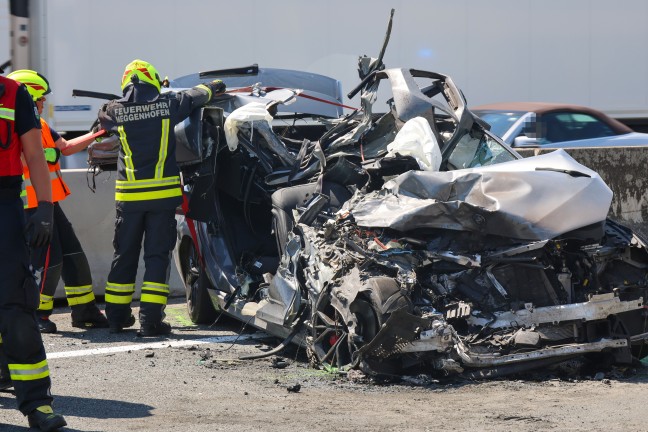 Lebend ausgestiegen: Auto kracht auf Innkreisautobahn bei Meggenhofen in Heck eines LKW-Sattelzuges