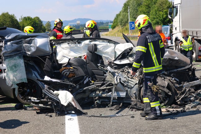 Lebend ausgestiegen: Auto kracht auf Innkreisautobahn bei Meggenhofen in Heck eines LKW-Sattelzuges