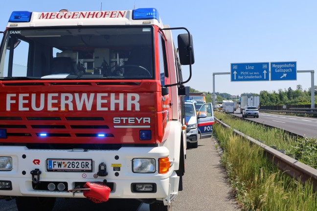 Lebend ausgestiegen: Auto kracht auf Innkreisautobahn bei Meggenhofen in Heck eines LKW-Sattelzuges