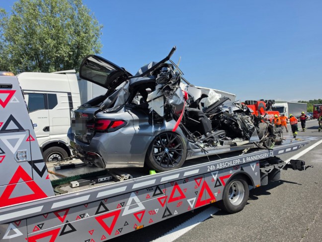 Lebend ausgestiegen: Auto kracht auf Innkreisautobahn bei Meggenhofen in Heck eines LKW-Sattelzuges