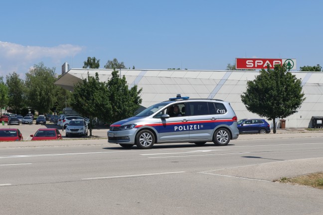 Tierrettung: Hund auf Parkplatz in Gunskirchen versehentlich in Kleinbus eingeschlossen