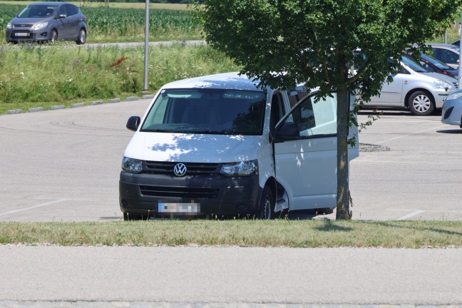 Tierrettung: Hund auf Parkplatz in Gunskirchen versehentlich in Kleinbus eingeschlossen
