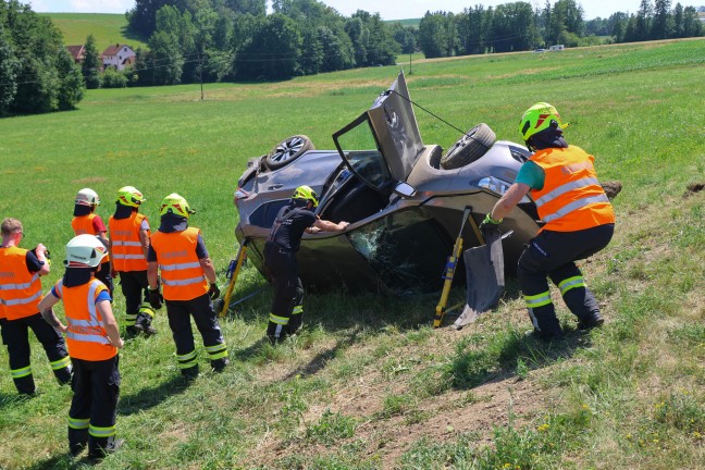 Auto �berschlagen: Personenrettung nach Unfall auf Gallspacher Stra�e bei Meggenhofen