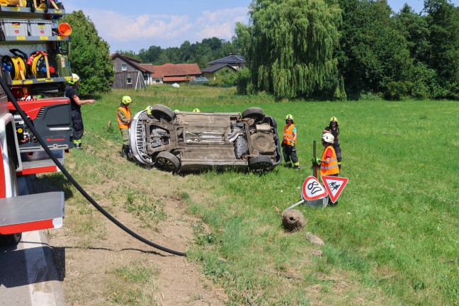 Auto �berschlagen: Personenrettung nach Unfall auf Gallspacher Stra�e bei Meggenhofen