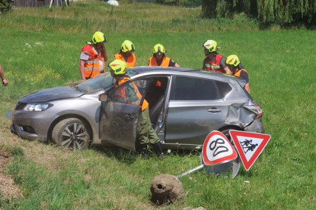 Auto �berschlagen: Personenrettung nach Unfall auf Gallspacher Stra�e bei Meggenhofen