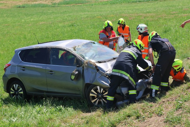 Auto �berschlagen: Personenrettung nach Unfall auf Gallspacher Stra�e bei Meggenhofen