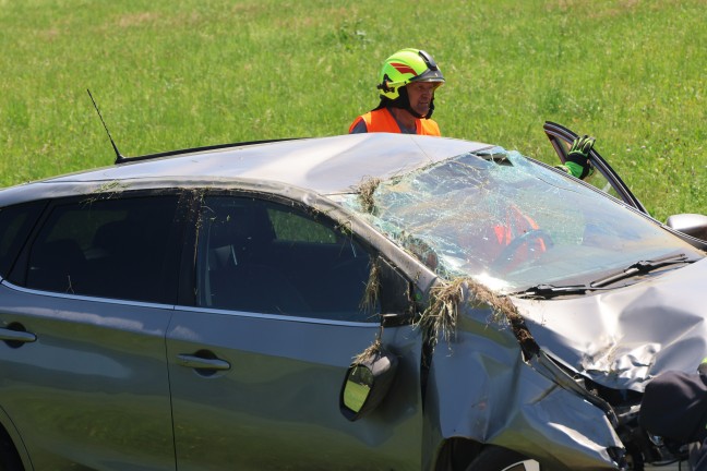 Auto �berschlagen: Personenrettung nach Unfall auf Gallspacher Stra�e bei Meggenhofen