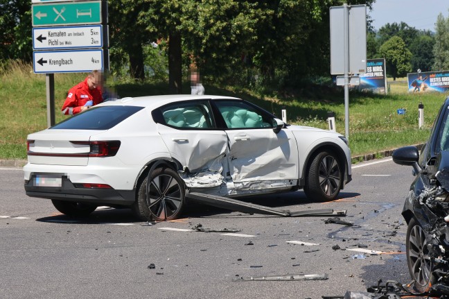 Schwerer Kreuzungscrash zwischen zwei PKW an Unfallh�ufungsstelle in Pichl bei Wels