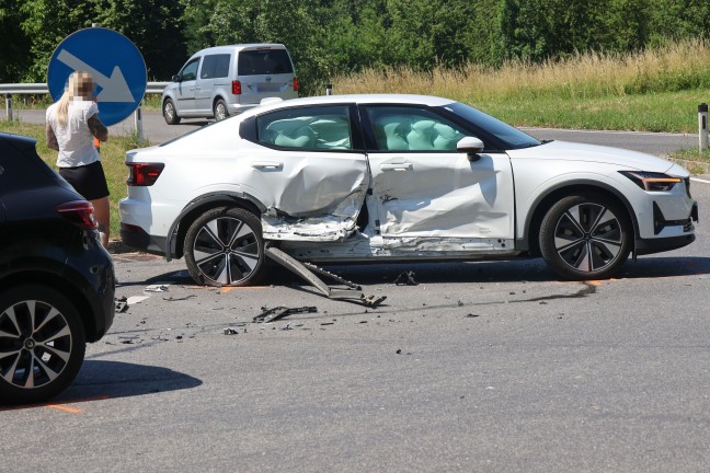 Schwerer Kreuzungscrash zwischen zwei PKW an Unfallh�ufungsstelle in Pichl bei Wels