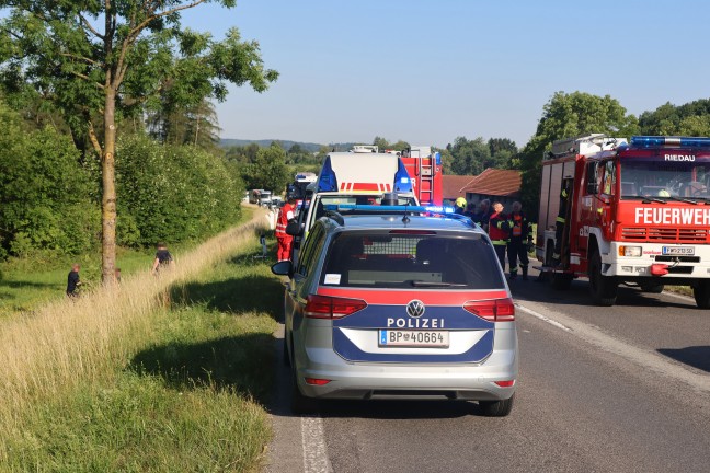 Personenrettung nach Verkehrsunfall: Auto kracht auf Innviertler Stra�e in Riedau frontal gegen Baum