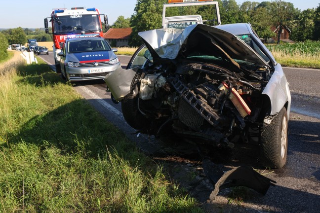 Personenrettung nach Verkehrsunfall: Auto kracht auf Innviertler Stra�e in Riedau frontal gegen Baum