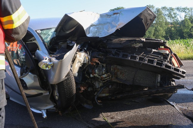 Personenrettung nach Verkehrsunfall: Auto kracht auf Innviertler Stra�e in Riedau frontal gegen Baum