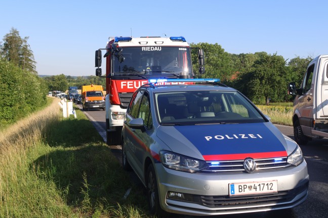 Personenrettung nach Verkehrsunfall: Auto kracht auf Innviertler Stra�e in Riedau frontal gegen Baum