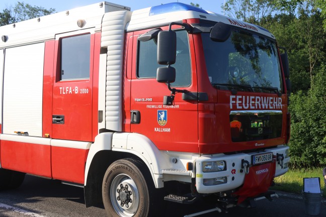 Personenrettung nach Verkehrsunfall: Auto kracht auf Innviertler Stra�e in Riedau frontal gegen Baum