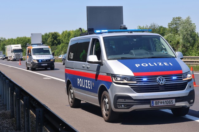 Kleintransporter auf Welser Autobahn bei Pucking gegen Leitschiene gekracht
