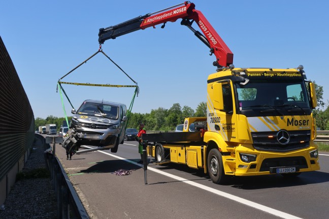 Kleintransporter auf Welser Autobahn bei Pucking gegen Leitschiene gekracht