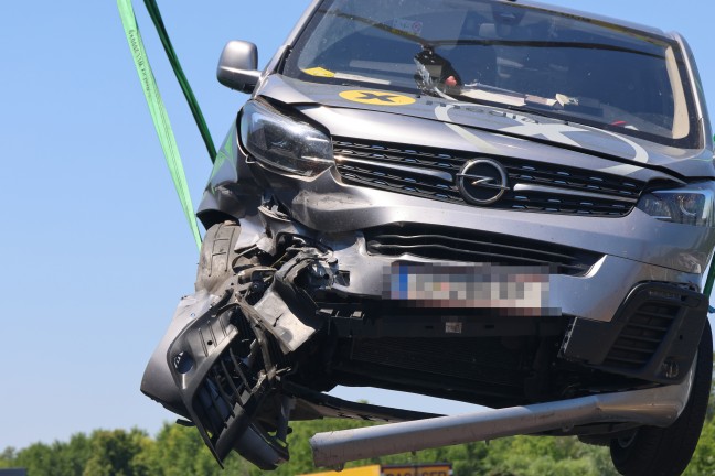Kleintransporter auf Welser Autobahn bei Pucking gegen Leitschiene gekracht