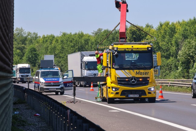 Kleintransporter auf Welser Autobahn bei Pucking gegen Leitschiene gekracht