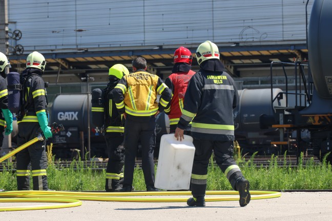 Gefahrstoffeinsatz: Feuerwehr bei Schadstoffaustritt aus Kesselwaggon in Wels-Neustadt im Einsatz