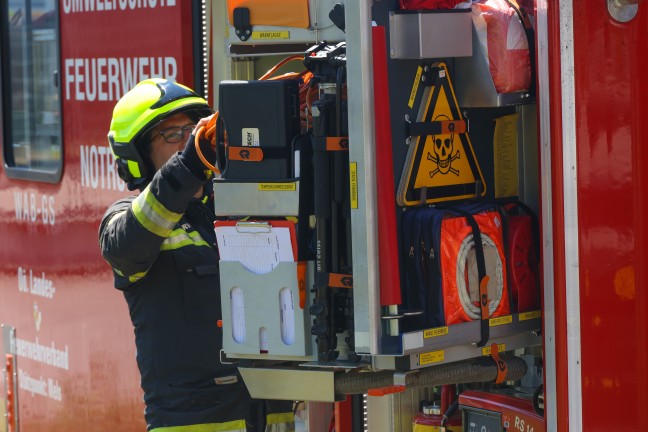 Gefahrstoffeinsatz: Feuerwehr bei Schadstoffaustritt aus Kesselwaggon in Wels-Neustadt im Einsatz