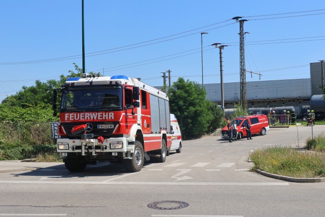 Gefahrstoffeinsatz: Feuerwehr bei Schadstoffaustritt aus Kesselwaggon in Wels-Neustadt im Einsatz