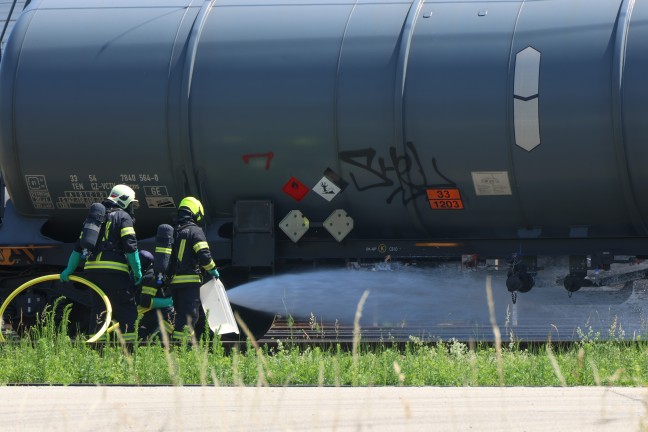 Gefahrstoffeinsatz: Feuerwehr bei Schadstoffaustritt aus Kesselwaggon in Wels-Neustadt im Einsatz