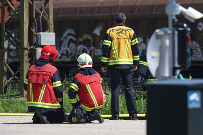 Gefahrstoffeinsatz: Feuerwehr bei Schadstoffaustritt aus Kesselwaggon in Wels-Neustadt im Einsatz