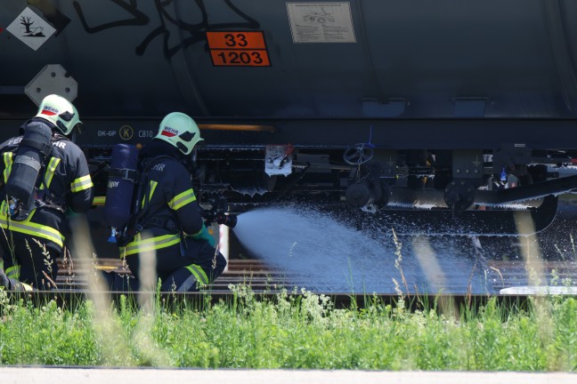Gefahrstoffeinsatz: Feuerwehr bei Schadstoffaustritt aus Kesselwaggon in Wels-Neustadt im Einsatz