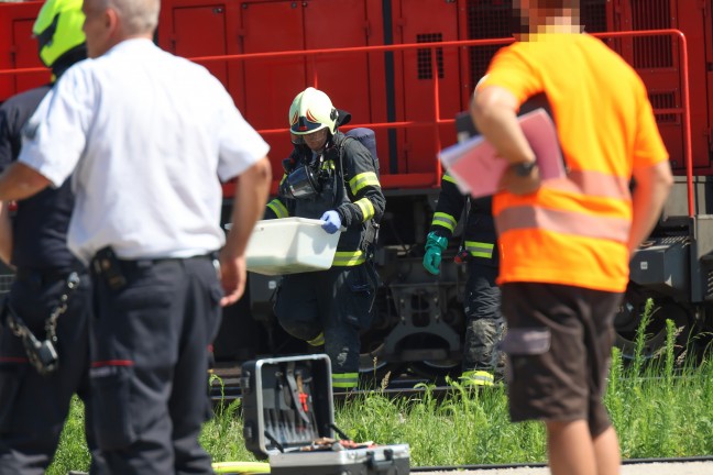 Gefahrstoffeinsatz: Feuerwehr bei Schadstoffaustritt aus Kesselwaggon in Wels-Neustadt im Einsatz