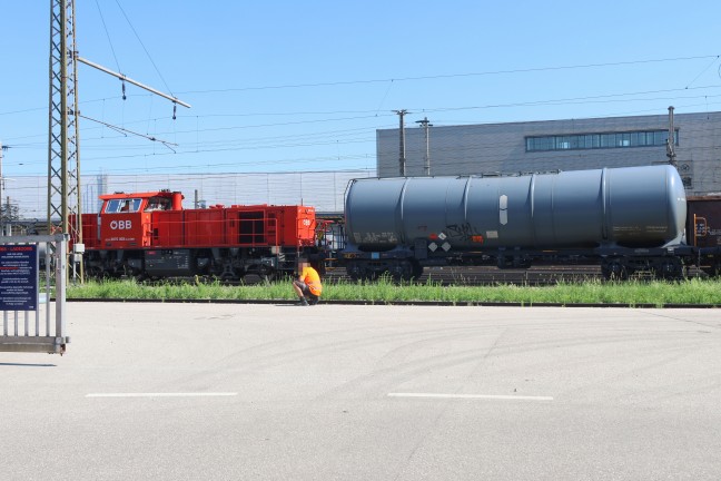 Gefahrstoffeinsatz: Feuerwehr bei Schadstoffaustritt aus Kesselwaggon in Wels-Neustadt im Einsatz