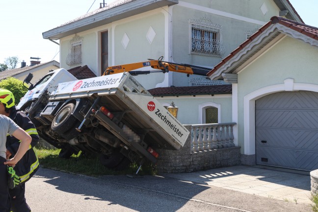 Kran umgest�rzt: Bergung eines LKWs samt Ladekran in Krenglbach aus gr��erer Schieflage