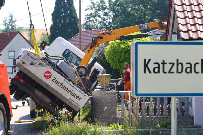Kran umgest�rzt: Bergung eines LKWs samt Ladekran in Krenglbach aus gr��erer Schieflage