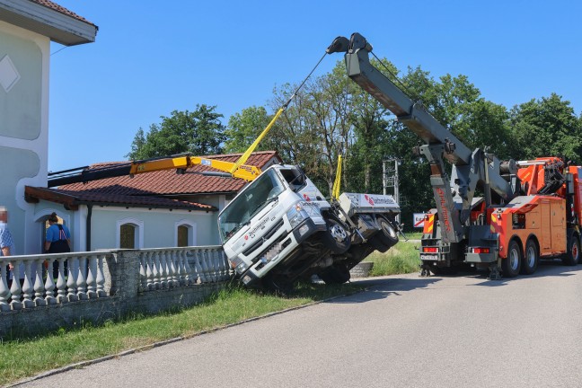 Kran umgest�rzt: Bergung eines LKWs samt Ladekran in Krenglbach aus gr��erer Schieflage